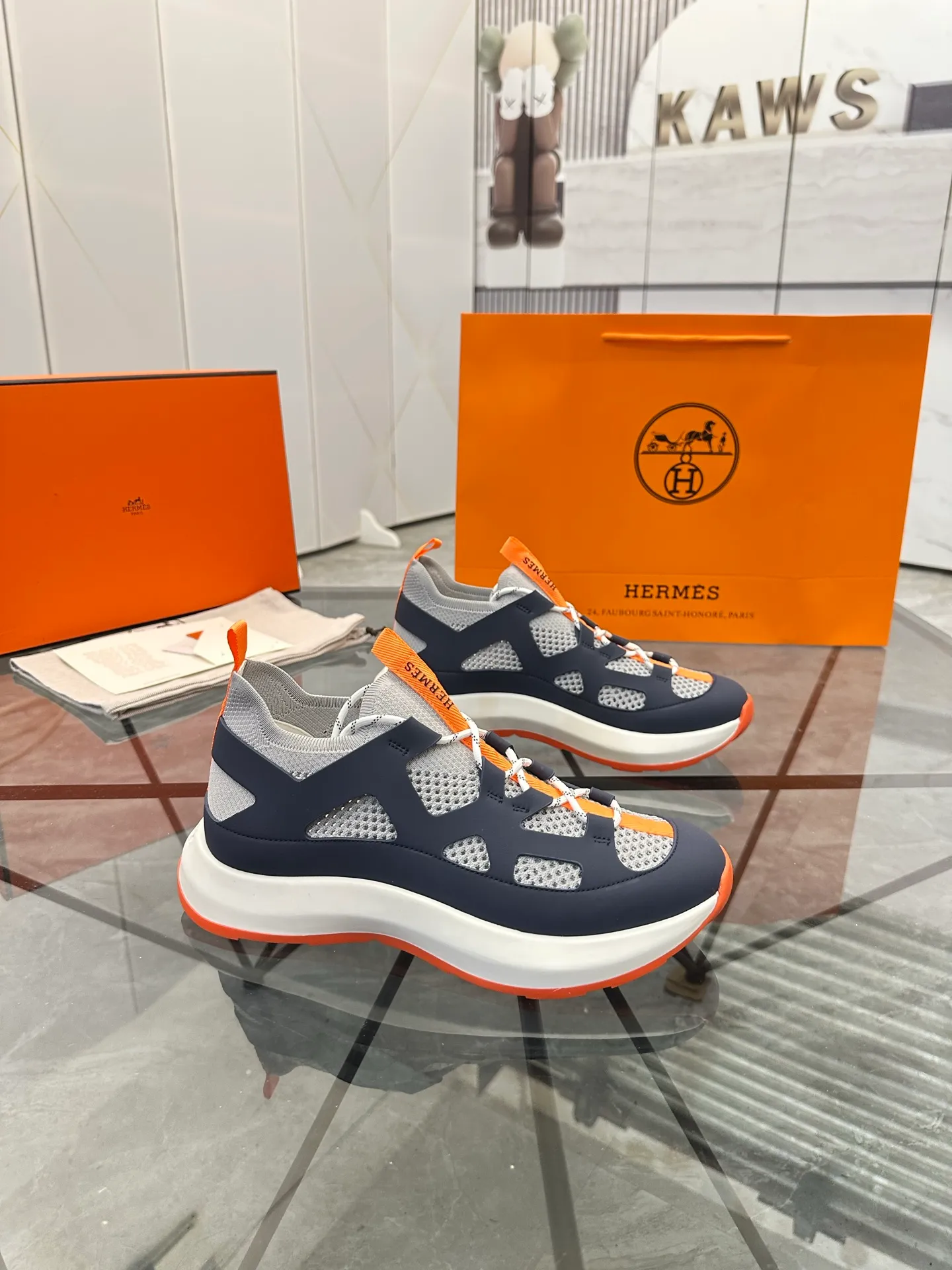Men's shoes for sale 💰: 💰P660¥ High-end top quality Product trademark: Hermes *"Hermès*" low-top casual shoes Regular size: 38-45 (can be customized to 46) Product materials: upper imported first-layer cowhide stitched with original fabric, original rubber sheet, breathable lining, cowhide foot pads, original outsole. No.: 001